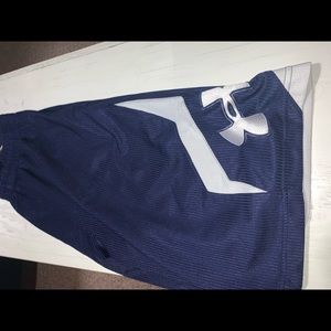Long Under Armour shorts